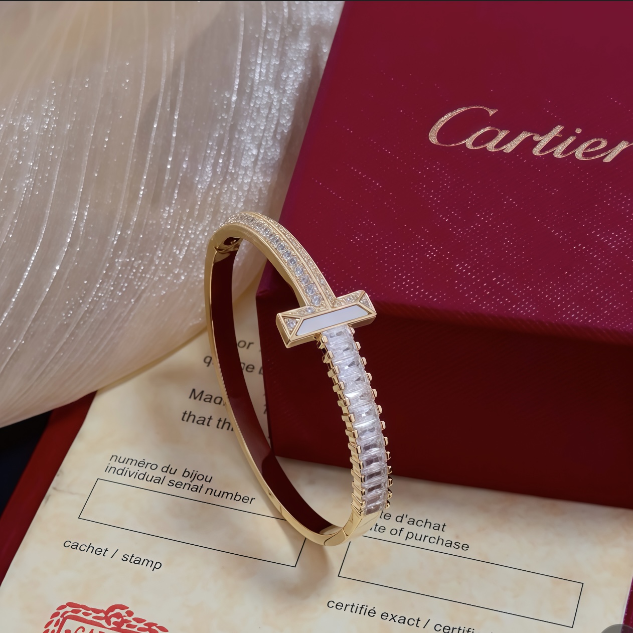 卡地亚镶钻手镯 高端定制版本 镶嵌钻工艺 V金材质 经典而时尚风格 用凌厉线条重构爱情美学！打破常规，镶