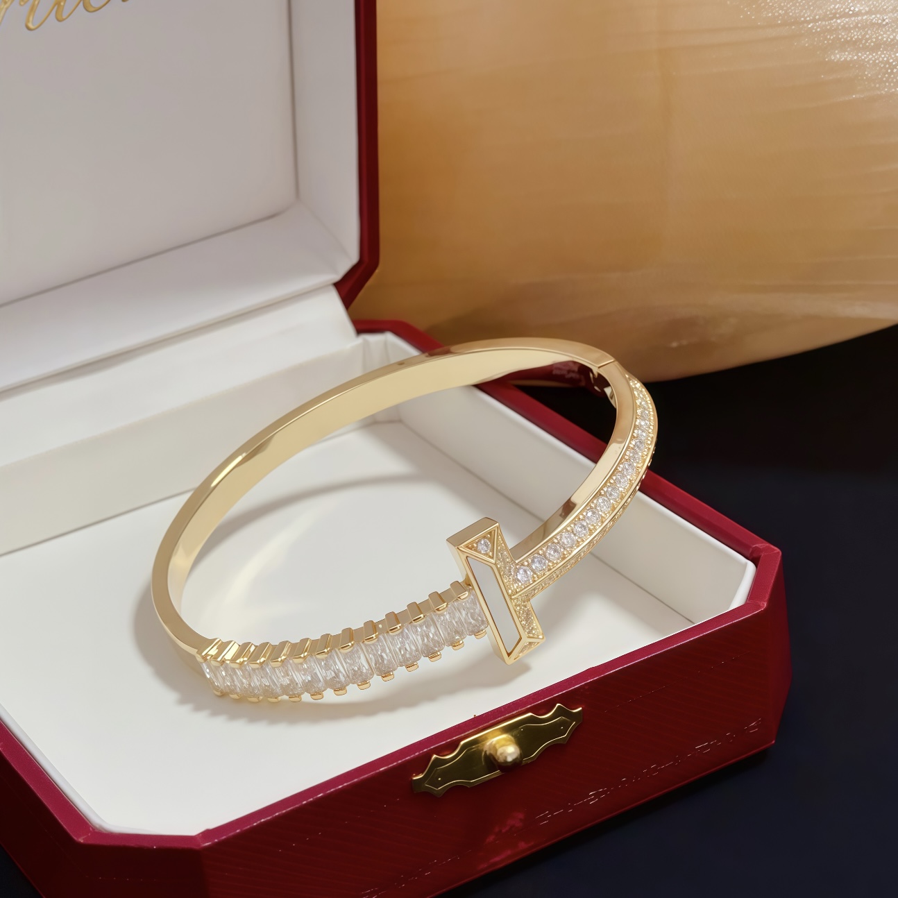 卡地亚镶钻手镯 高端定制版本 镶嵌钻工艺 V金材质 经典而时尚风格 用凌厉线条重构爱情美学！打破常规，镶