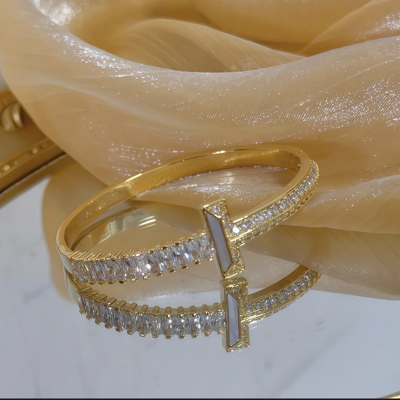 卡地亚镶钻手镯 高端定制版本 镶嵌钻工艺 V金材质 经典而时尚风格 用凌厉线条重构爱情美学！打破常规，镶