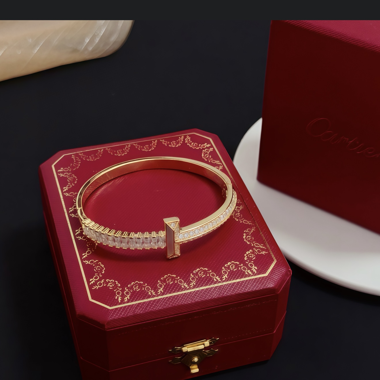 卡地亚镶钻手镯 高端定制版本 镶嵌钻工艺 V金材质 经典而时尚风格 用凌厉线条重构爱情美学！打破常规，镶