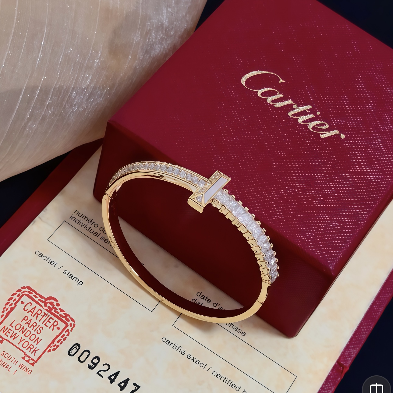 卡地亚镶钻手镯 高端定制版本 镶嵌钻工艺 V金材质 经典而时尚风格 用凌厉线条重构爱情美学！打破常规，镶