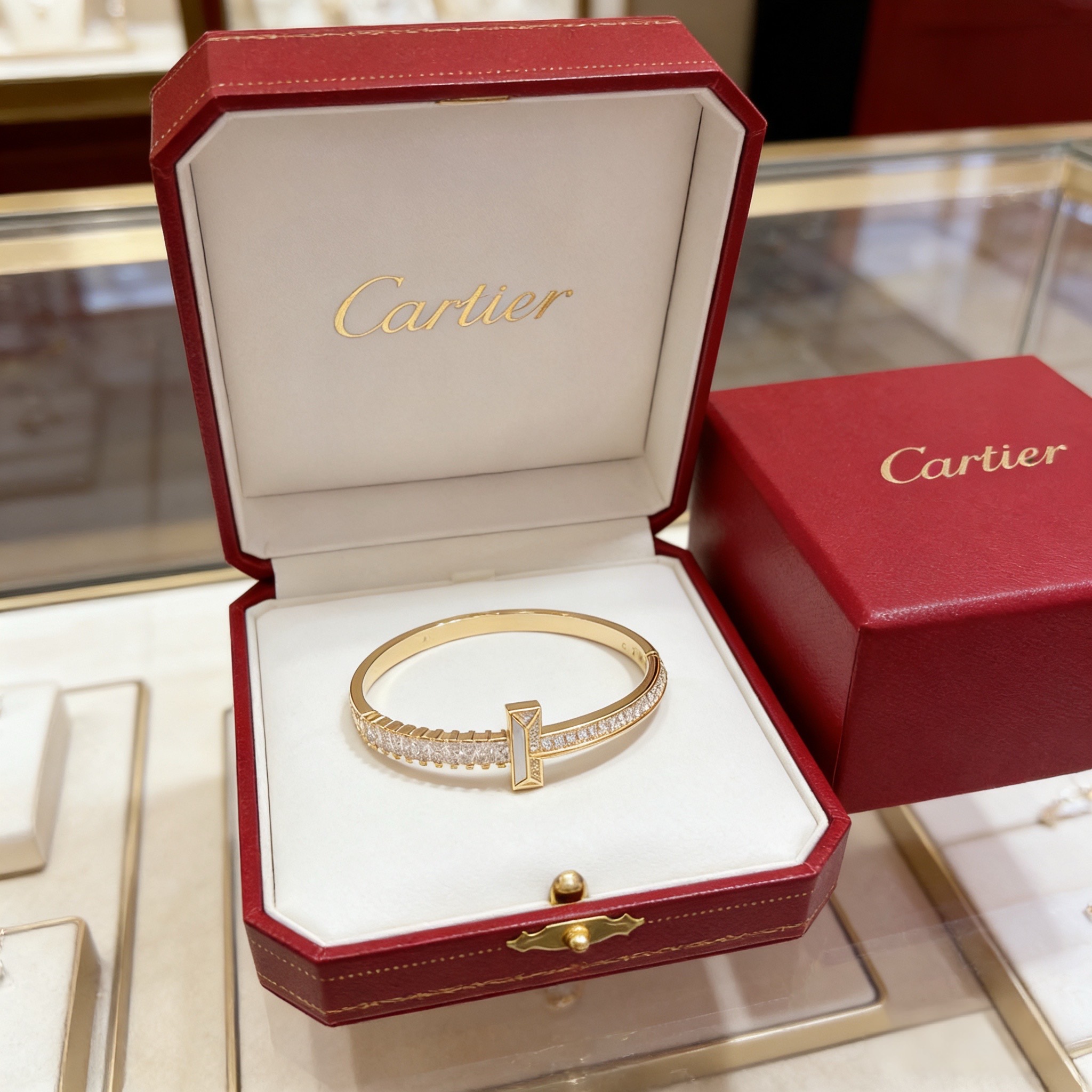 卡地亚镶钻手镯 高端定制版本 镶嵌钻工艺 V金材质 经典而时尚风格 用凌厉线条重构爱情美学！打破常规，镶