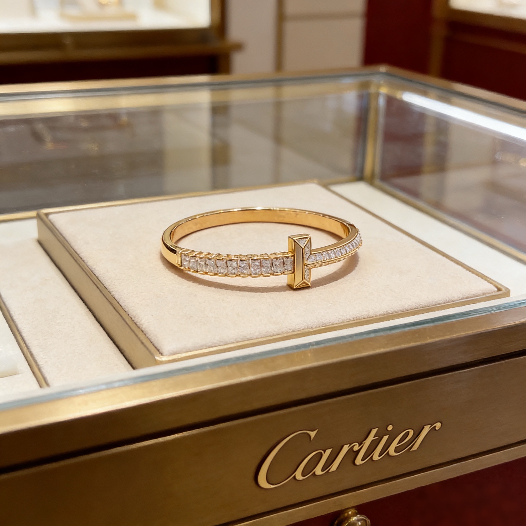 卡地亚镶钻手镯 高端定制版本 镶嵌钻工艺 V金材质 经典而时尚风格 用凌厉线条重构爱情美学！打破常规，镶