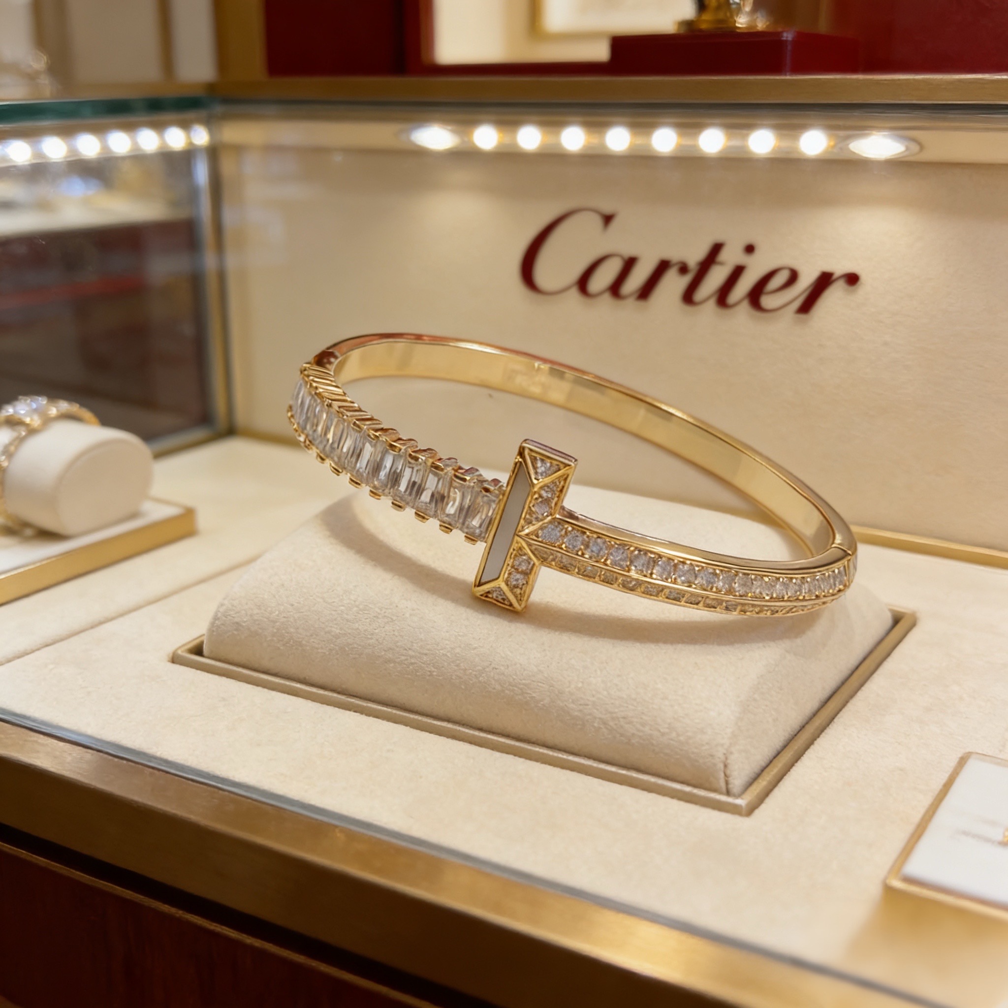 卡地亚镶钻手镯 高端定制版本 镶嵌钻工艺 V金材质 经典而时尚风格 用凌厉线条重构爱情美学！打破常规，镶