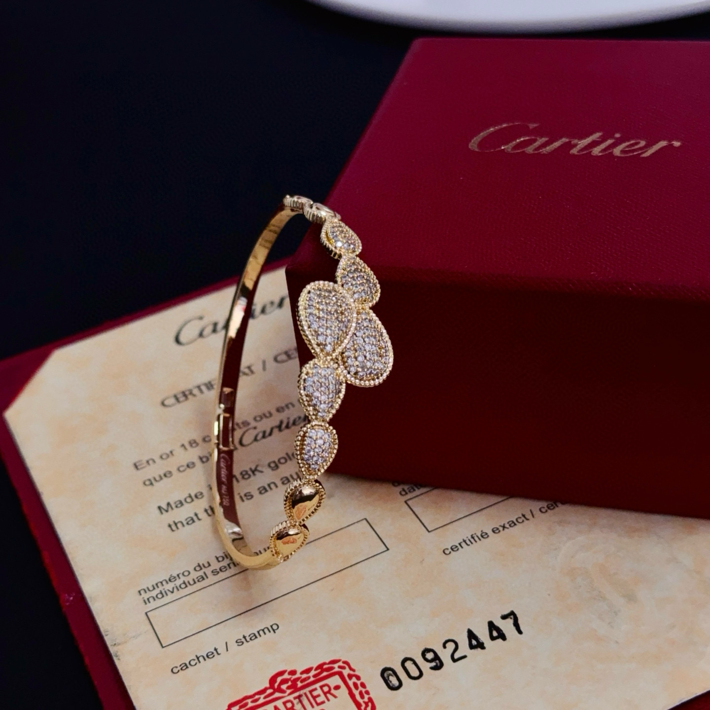 卡地亚镶钻手镯 高端定制版本 镶嵌钻工艺 V金材质 经典而时尚风格 用凌厉线条重构爱情美学！打破常规，镶