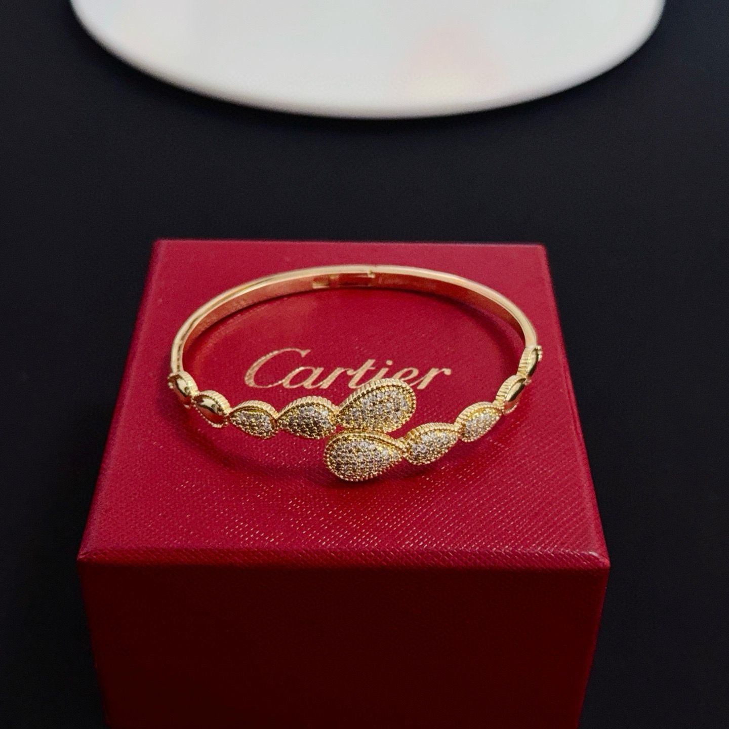 卡地亚镶钻手镯 高端定制版本 镶嵌钻工艺 V金材质 经典而时尚风格 用凌厉线条重构爱情美学！打破常规，镶