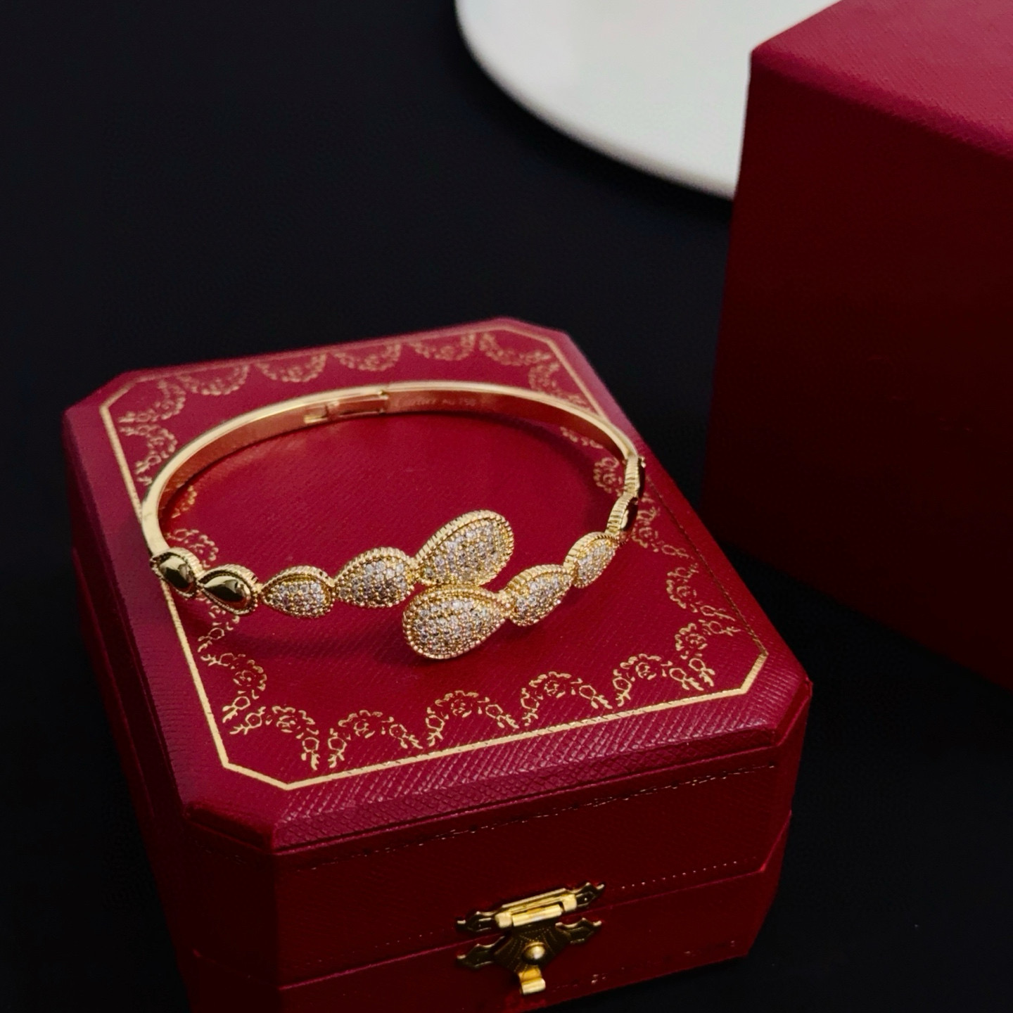 卡地亚镶钻手镯 高端定制版本 镶嵌钻工艺 V金材质 经典而时尚风格 用凌厉线条重构爱情美学！打破常规，镶