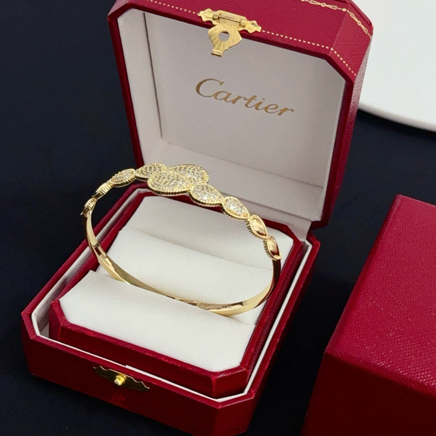 卡地亚镶钻手镯 高端定制版本 镶嵌钻工艺 V金材质 经典而时尚风格 用凌厉线条重构爱情美学！打破常规，镶