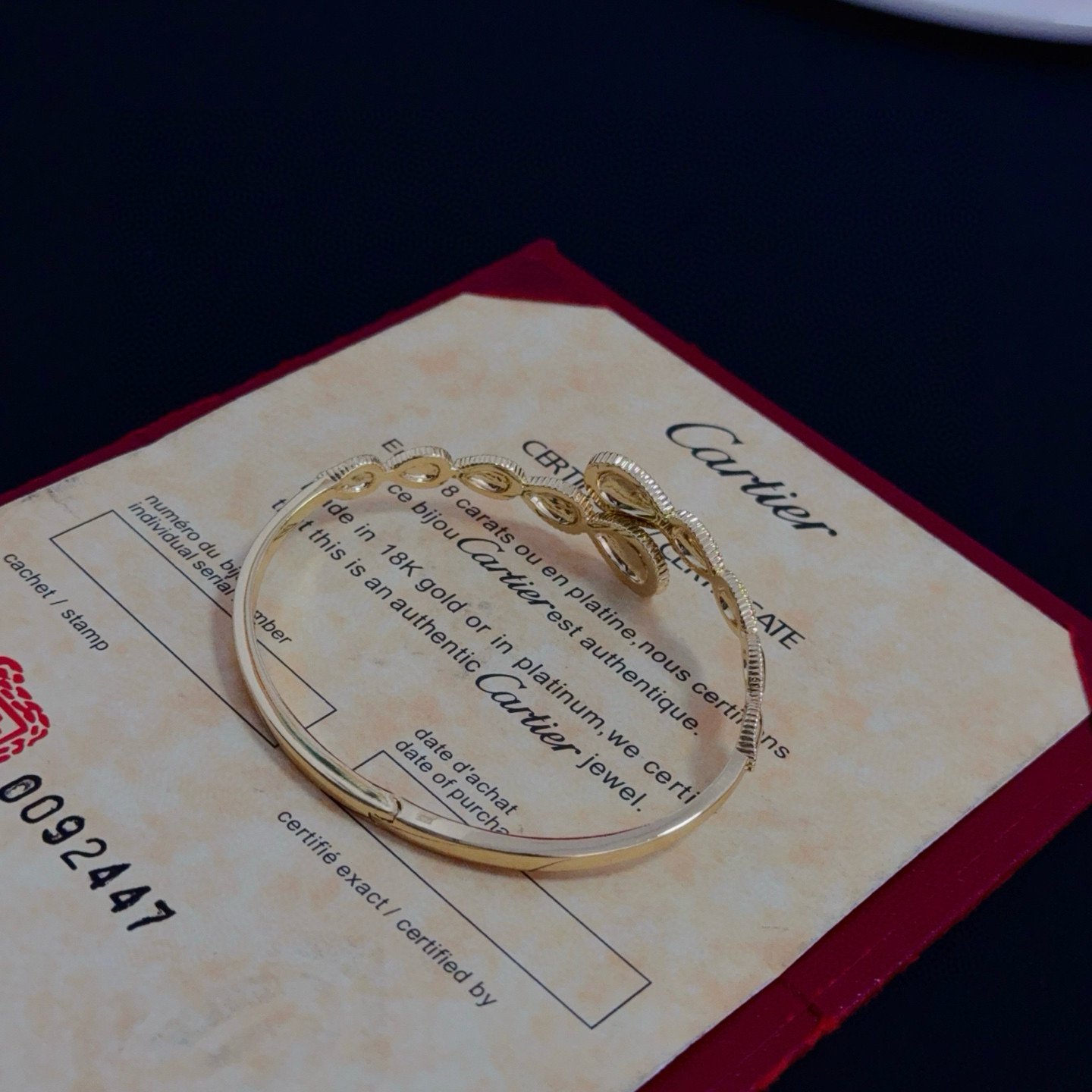 卡地亚镶钻手镯 高端定制版本 镶嵌钻工艺 V金材质 经典而时尚风格 用凌厉线条重构爱情美学！打破常规，镶