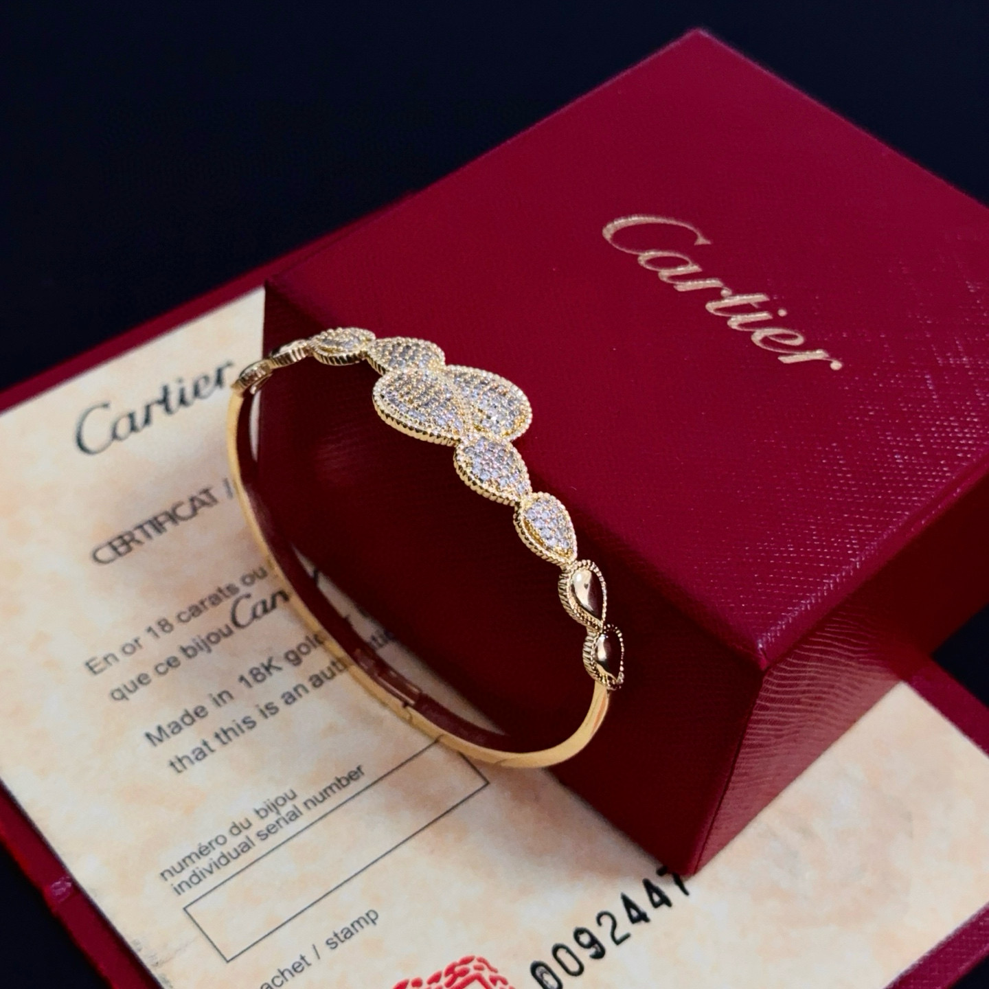 卡地亚镶钻手镯 高端定制版本 镶嵌钻工艺 V金材质 经典而时尚风格 用凌厉线条重构爱情美学！打破常规，镶