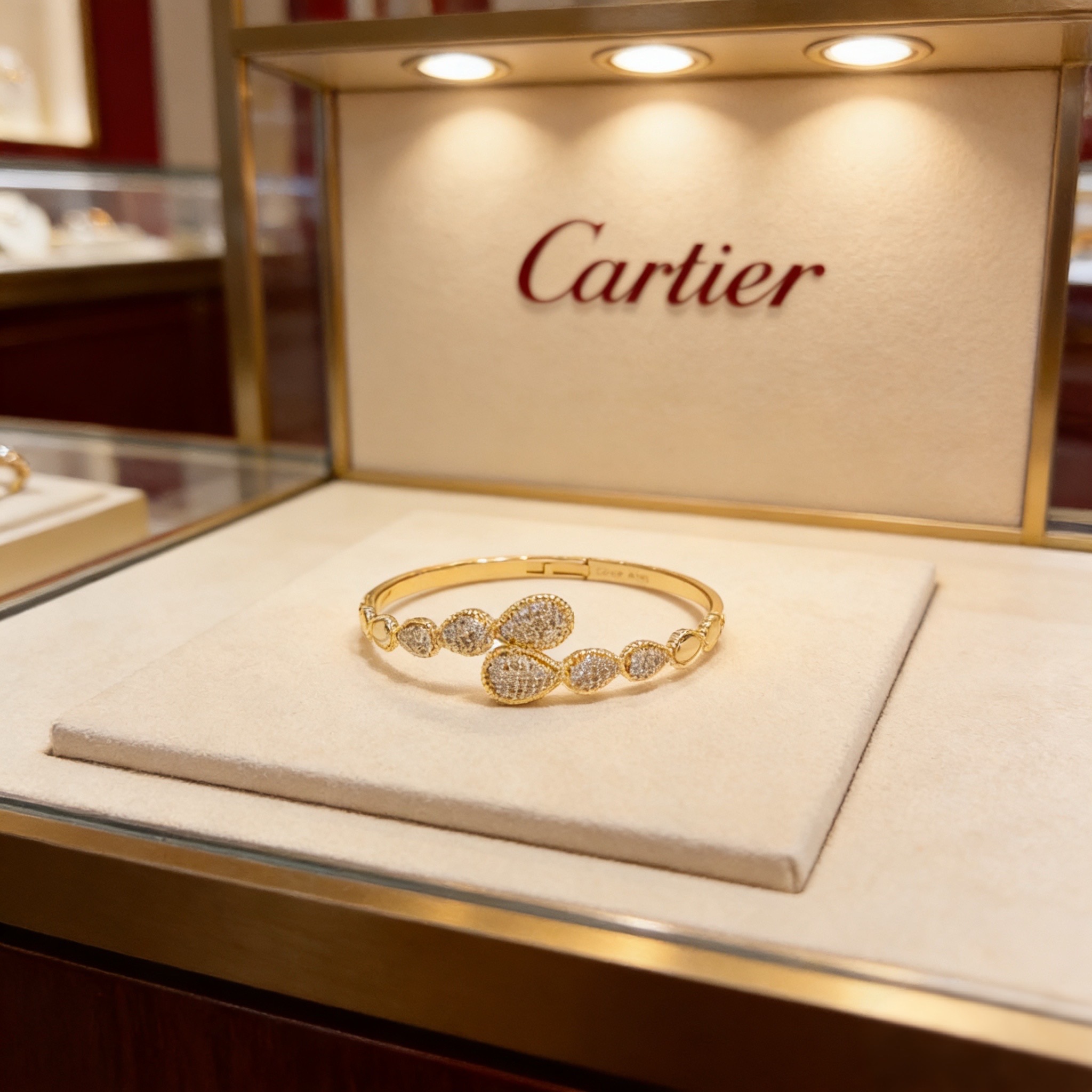 卡地亚镶钻手镯 高端定制版本 镶嵌钻工艺 V金材质 经典而时尚风格 用凌厉线条重构爱情美学！打破常规，镶