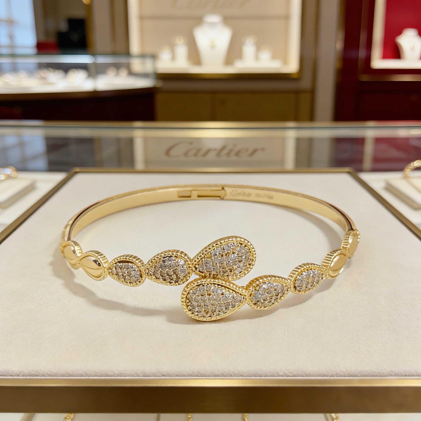 卡地亚镶钻手镯 高端定制版本 镶嵌钻工艺 V金材质 经典而时尚风格 用凌厉线条重构爱情美学！打破常规，镶