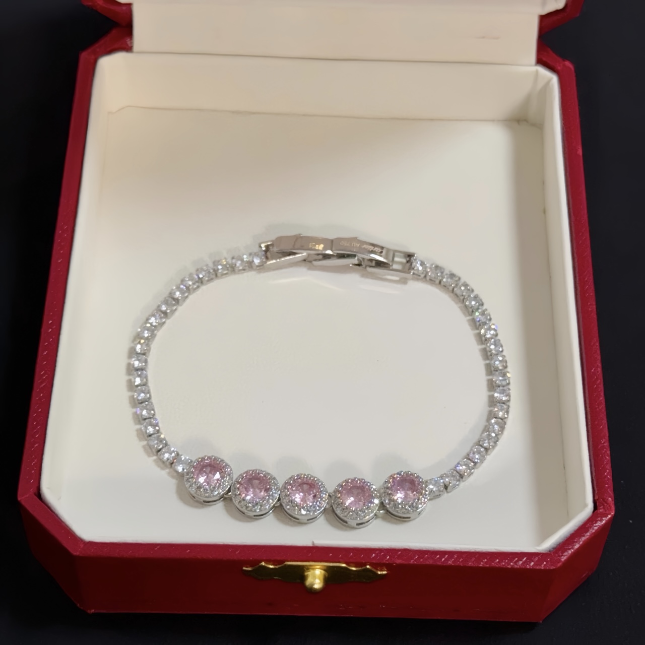 卡地亚镶钻手链 高端定制版本 镶嵌钻工艺 V金材质 经典而时尚风格 用凌厉线条重构爱情美学！打破常规，镶