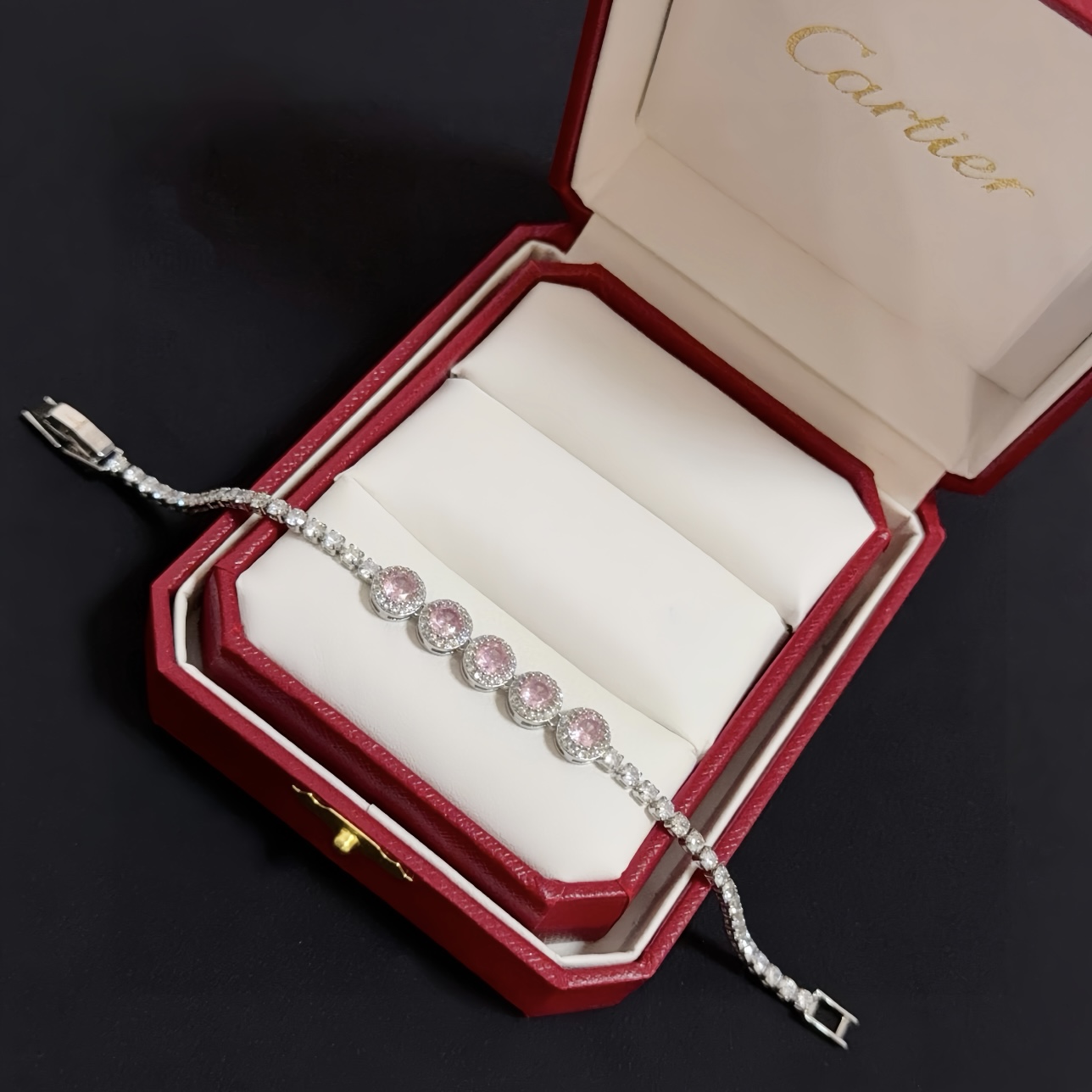 卡地亚镶钻手链 高端定制版本 镶嵌钻工艺 V金材质 经典而时尚风格 用凌厉线条重构爱情美学！打破常规，镶