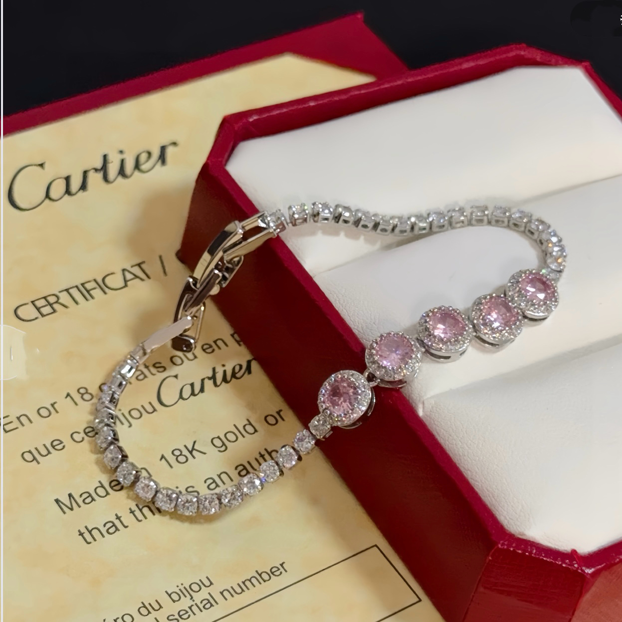 卡地亚镶钻手链 高端定制版本 镶嵌钻工艺 V金材质 经典而时尚风格 用凌厉线条重构爱情美学！打破常规，镶