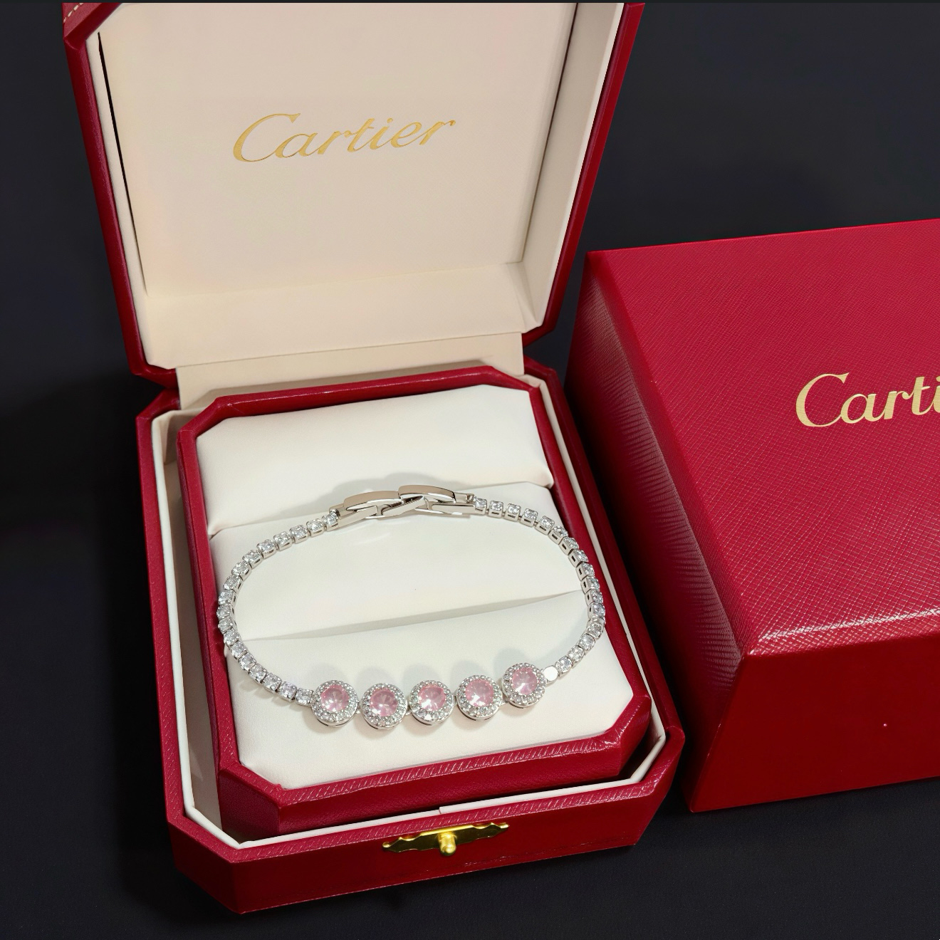 卡地亚镶钻手链 高端定制版本 镶嵌钻工艺 V金材质 经典而时尚风格 用凌厉线条重构爱情美学！打破常规，镶