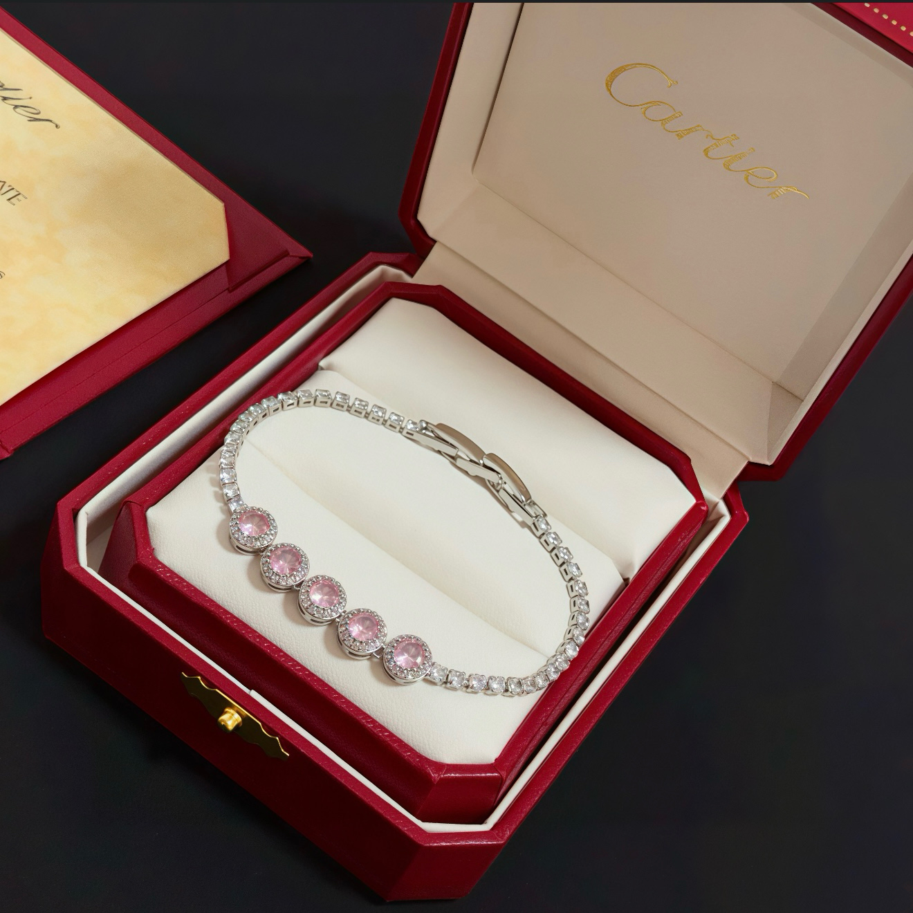 卡地亚镶钻手链 高端定制版本 镶嵌钻工艺 V金材质 经典而时尚风格 用凌厉线条重构爱情美学！打破常规，镶