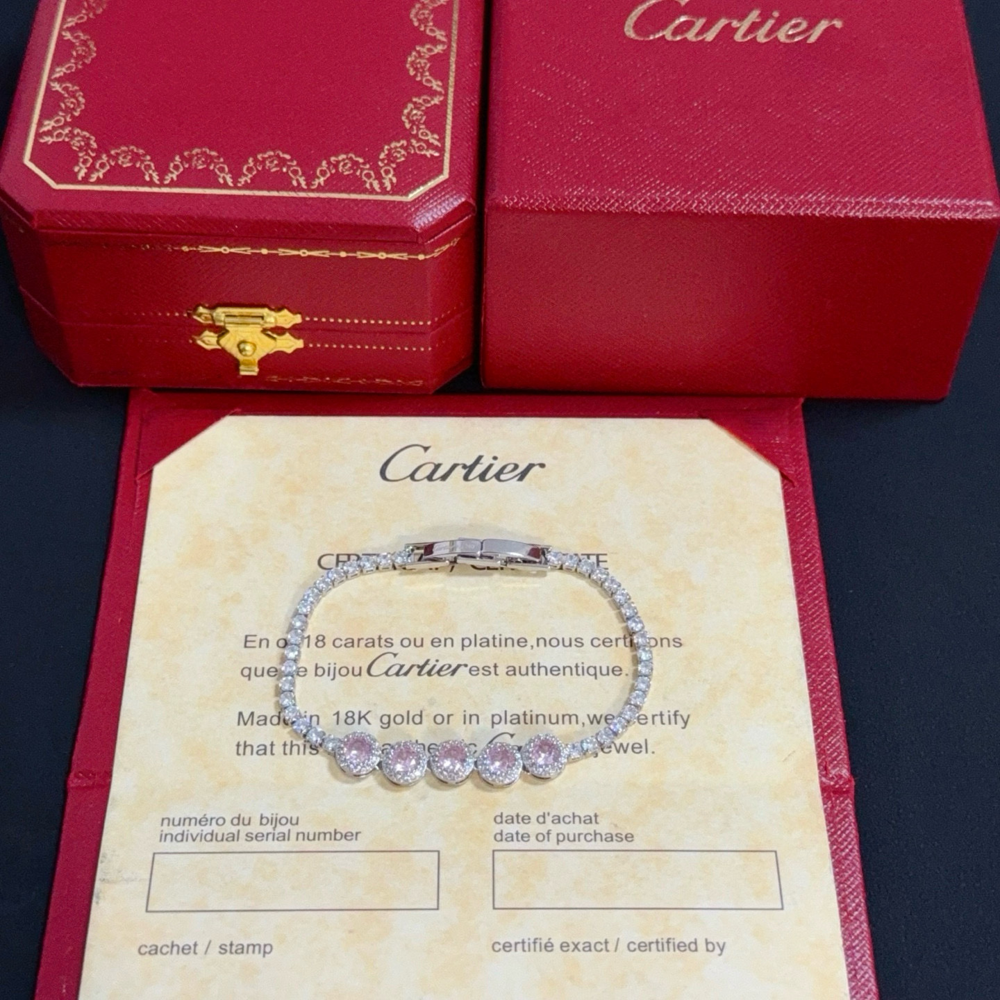 卡地亚镶钻手链 高端定制版本 镶嵌钻工艺 V金材质 经典而时尚风格 用凌厉线条重构爱情美学！打破常规，镶