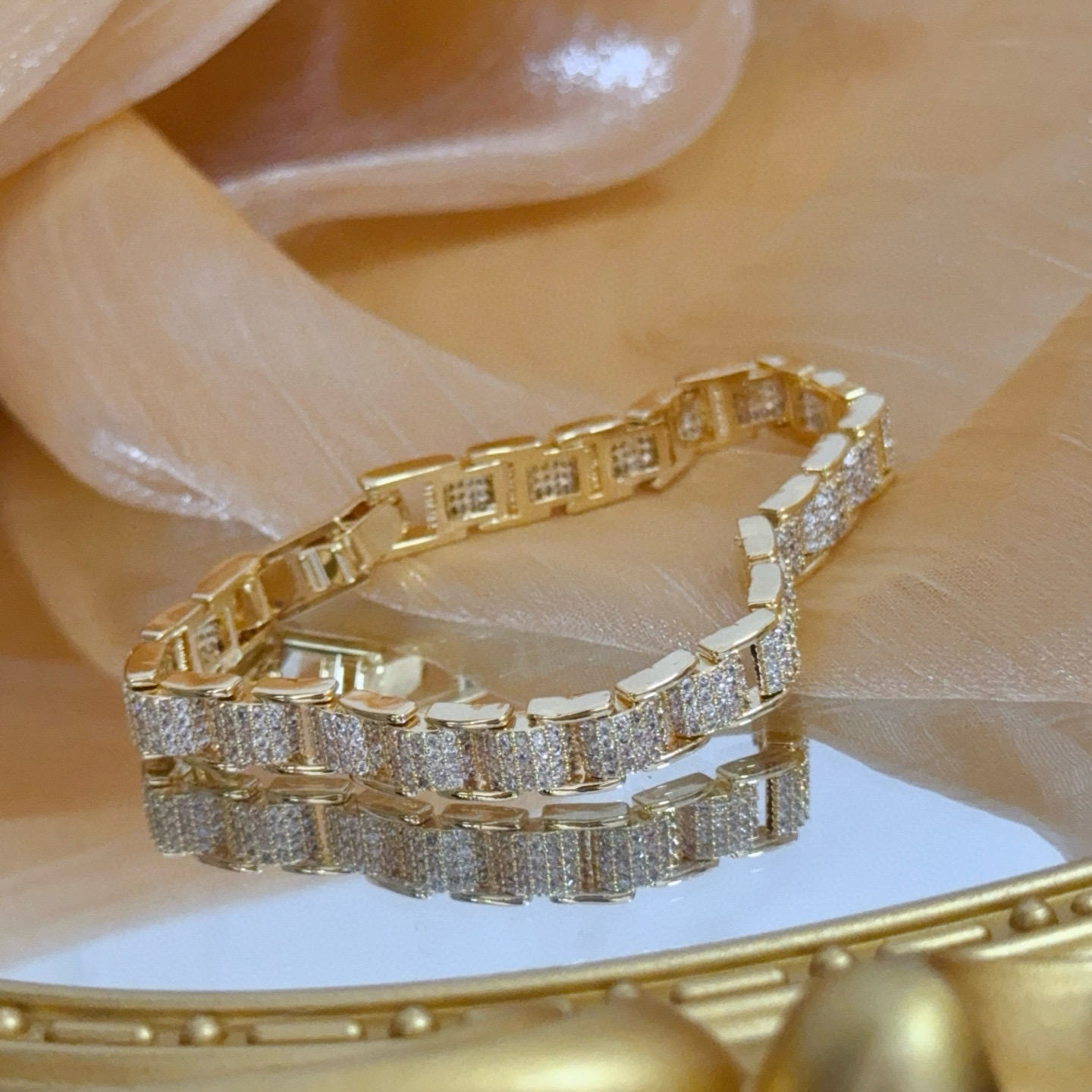 卡地亚镶钻手链 高端定制版本 镶嵌钻工艺 V金材质 经典而时尚风格 用凌厉线条重构爱情美学！打破常规，镶