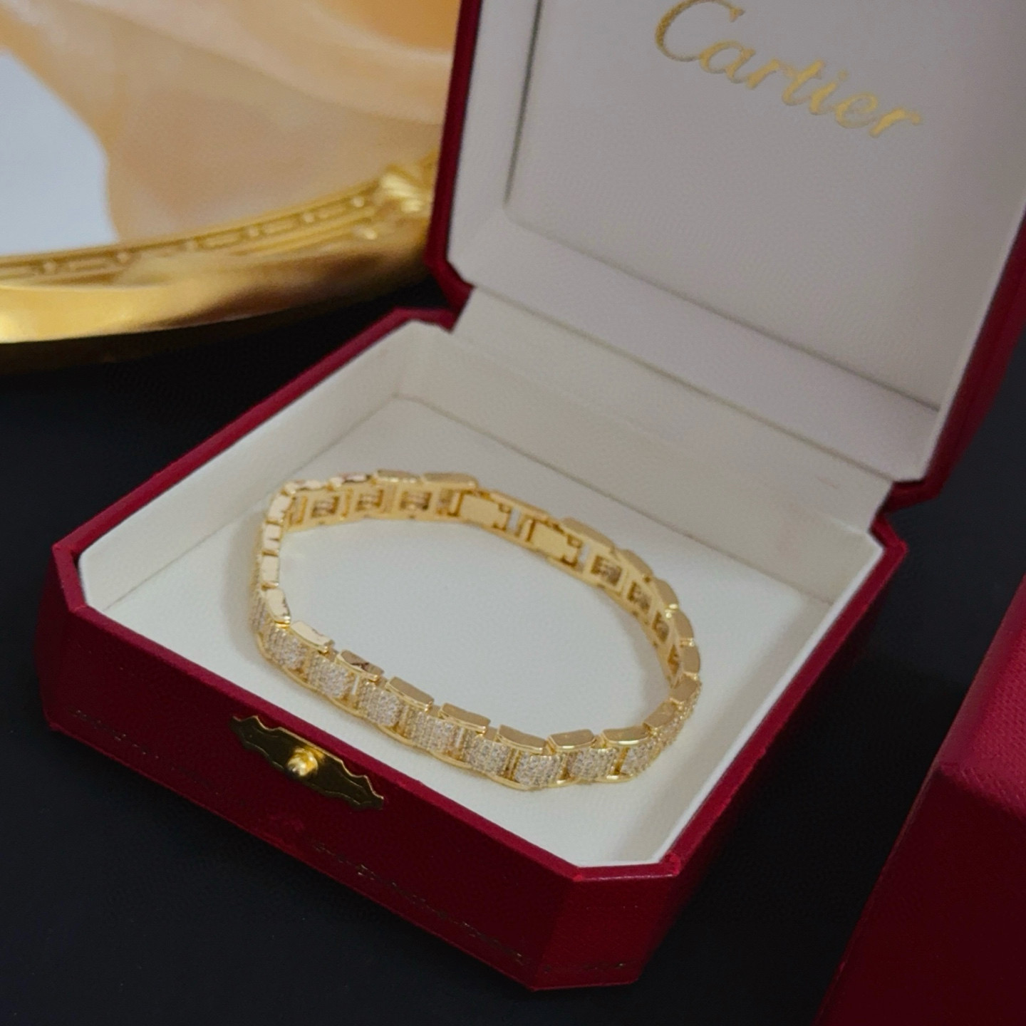 卡地亚镶钻手链 高端定制版本 镶嵌钻工艺 V金材质 经典而时尚风格 用凌厉线条重构爱情美学！打破常规，镶