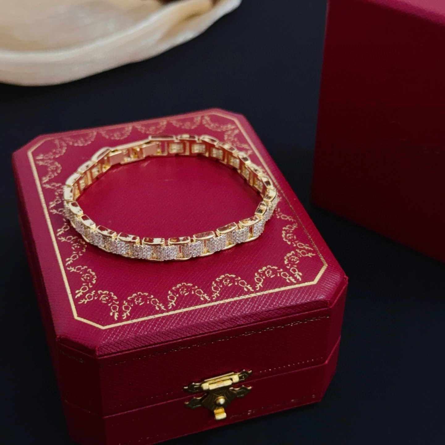 卡地亚镶钻手链 高端定制版本 镶嵌钻工艺 V金材质 经典而时尚风格 用凌厉线条重构爱情美学！打破常规，镶