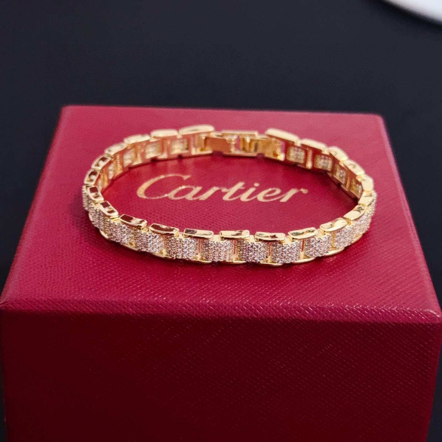 卡地亚镶钻手链 高端定制版本 镶嵌钻工艺 V金材质 经典而时尚风格 用凌厉线条重构爱情美学！打破常规，镶