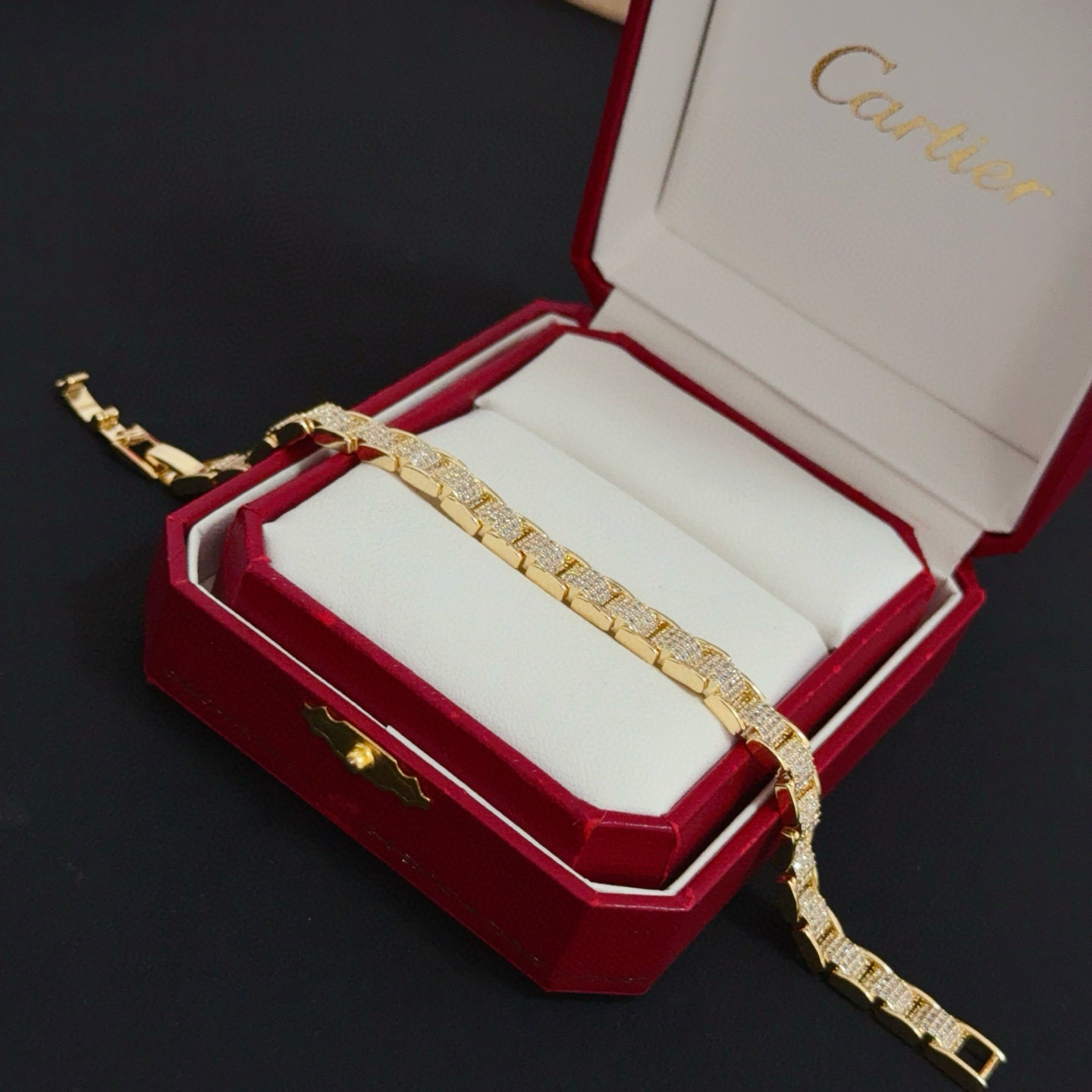 卡地亚镶钻手链 高端定制版本 镶嵌钻工艺 V金材质 经典而时尚风格 用凌厉线条重构爱情美学！打破常规，镶