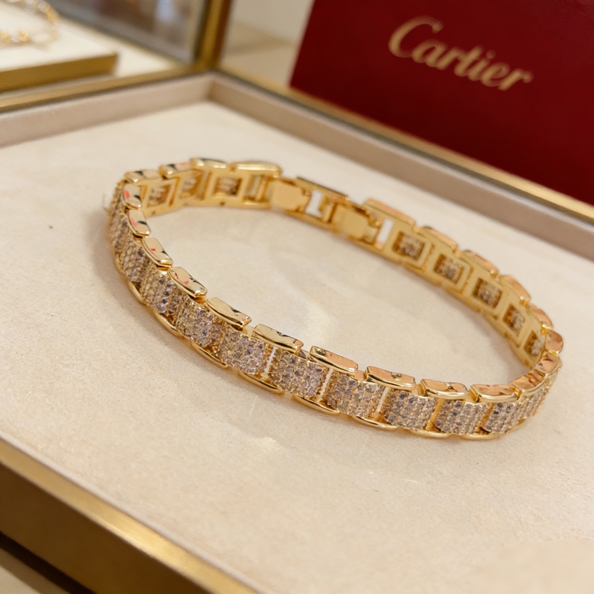 卡地亚镶钻手链 高端定制版本 镶嵌钻工艺 V金材质 经典而时尚风格 用凌厉线条重构爱情美学！打破常规，镶