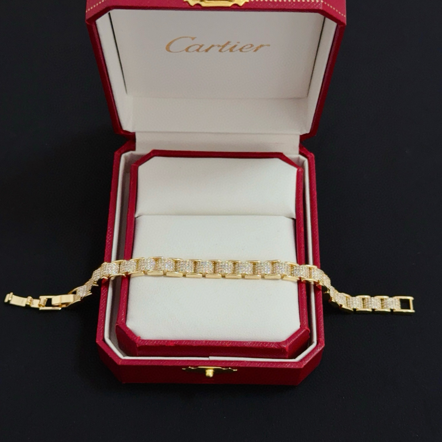 卡地亚镶钻手链 高端定制版本 镶嵌钻工艺 V金材质 经典而时尚风格 用凌厉线条重构爱情美学！打破常规，镶