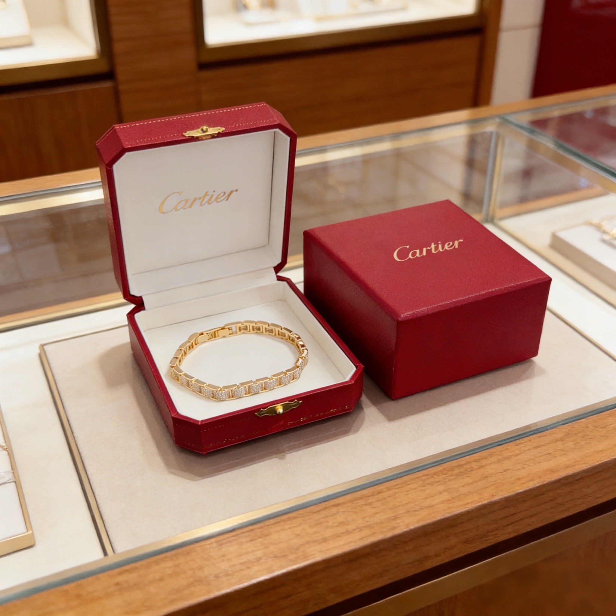 卡地亚镶钻手链 高端定制版本 镶嵌钻工艺 V金材质 经典而时尚风格 用凌厉线条重构爱情美学！打破常规，镶