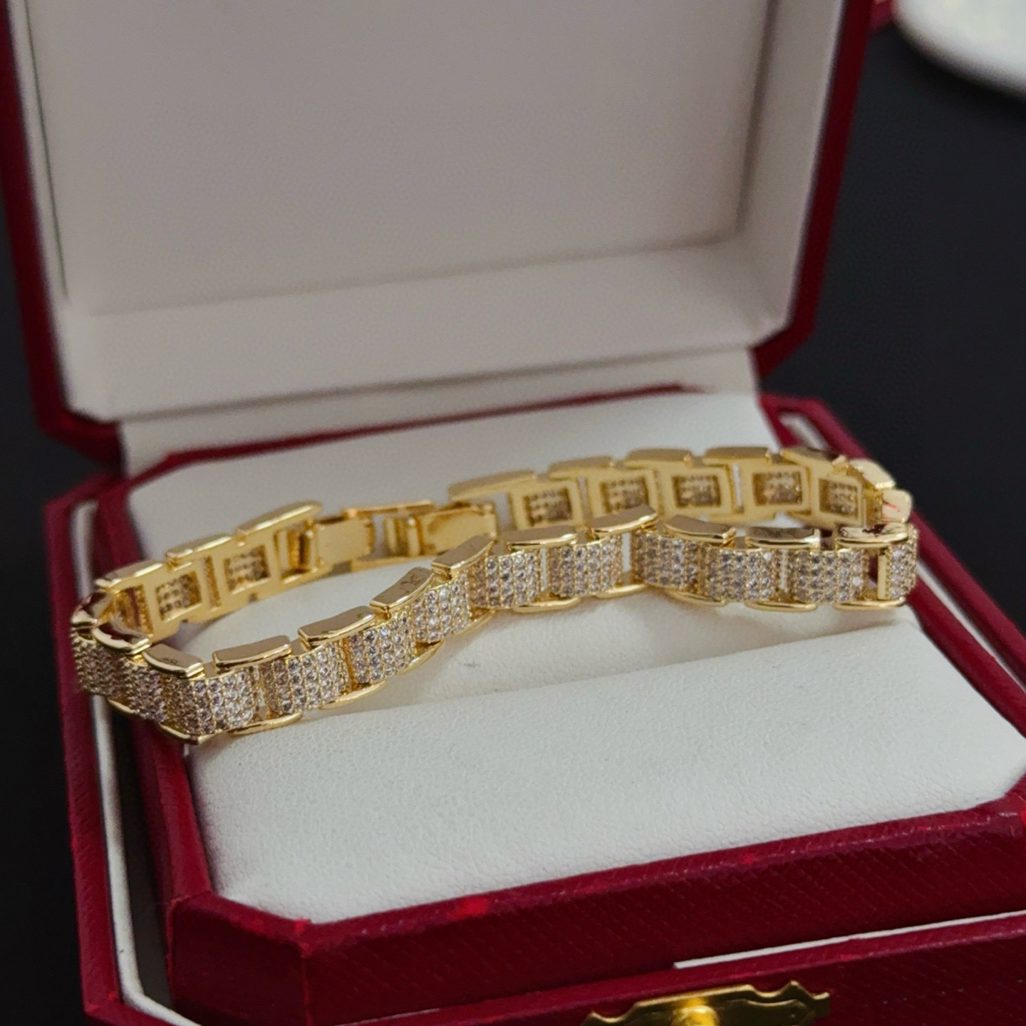 卡地亚镶钻手链 高端定制版本 镶嵌钻工艺 V金材质 经典而时尚风格 用凌厉线条重构爱情美学！打破常规，镶