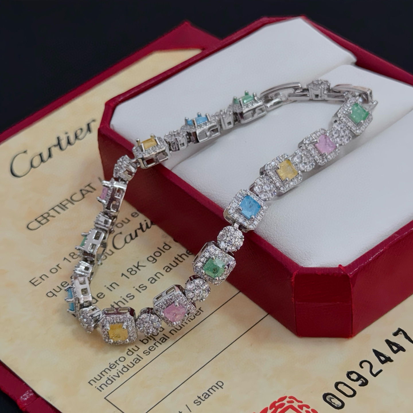 卡地亚镶钻手链 高端定制版本 镶嵌钻工艺 V金材质 经典而时尚风格 用凌厉线条重构爱情美学！打破常规，镶