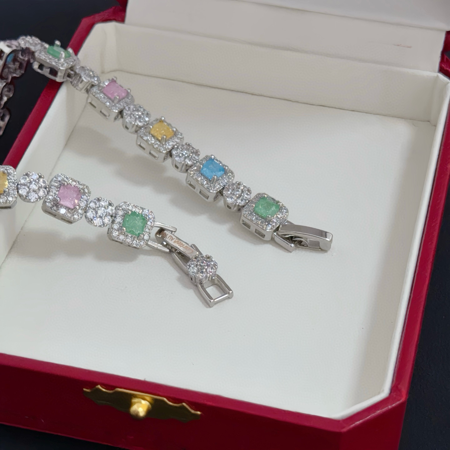 卡地亚镶钻手链 高端定制版本 镶嵌钻工艺 V金材质 经典而时尚风格 用凌厉线条重构爱情美学！打破常规，镶