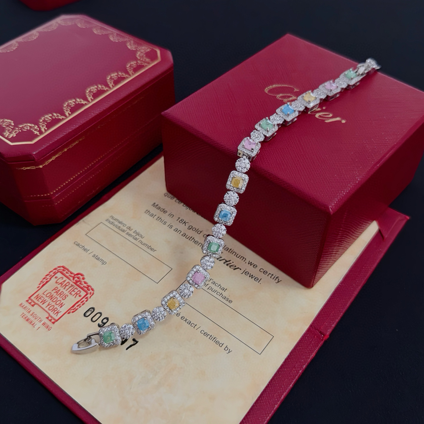 卡地亚镶钻手链 高端定制版本 镶嵌钻工艺 V金材质 经典而时尚风格 用凌厉线条重构爱情美学！打破常规，镶