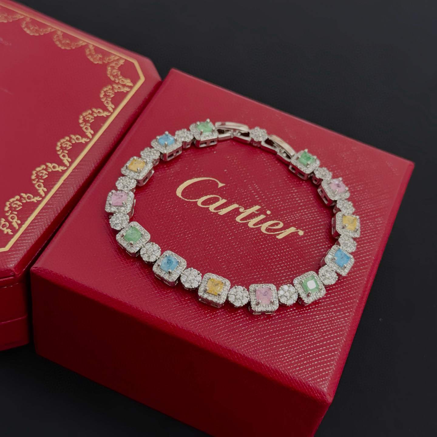 卡地亚镶钻手链 高端定制版本 镶嵌钻工艺 V金材质 经典而时尚风格 用凌厉线条重构爱情美学！打破常规，镶