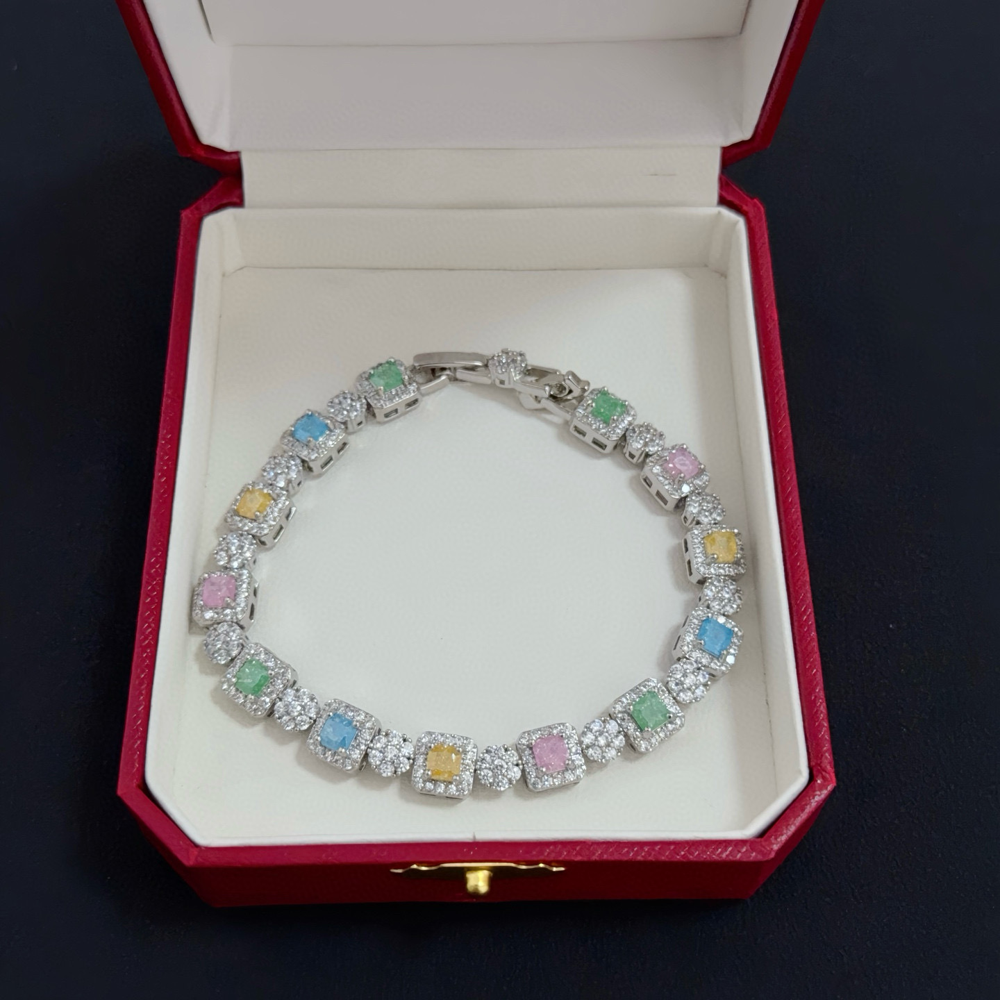 卡地亚镶钻手链 高端定制版本 镶嵌钻工艺 V金材质 经典而时尚风格 用凌厉线条重构爱情美学！打破常规，镶