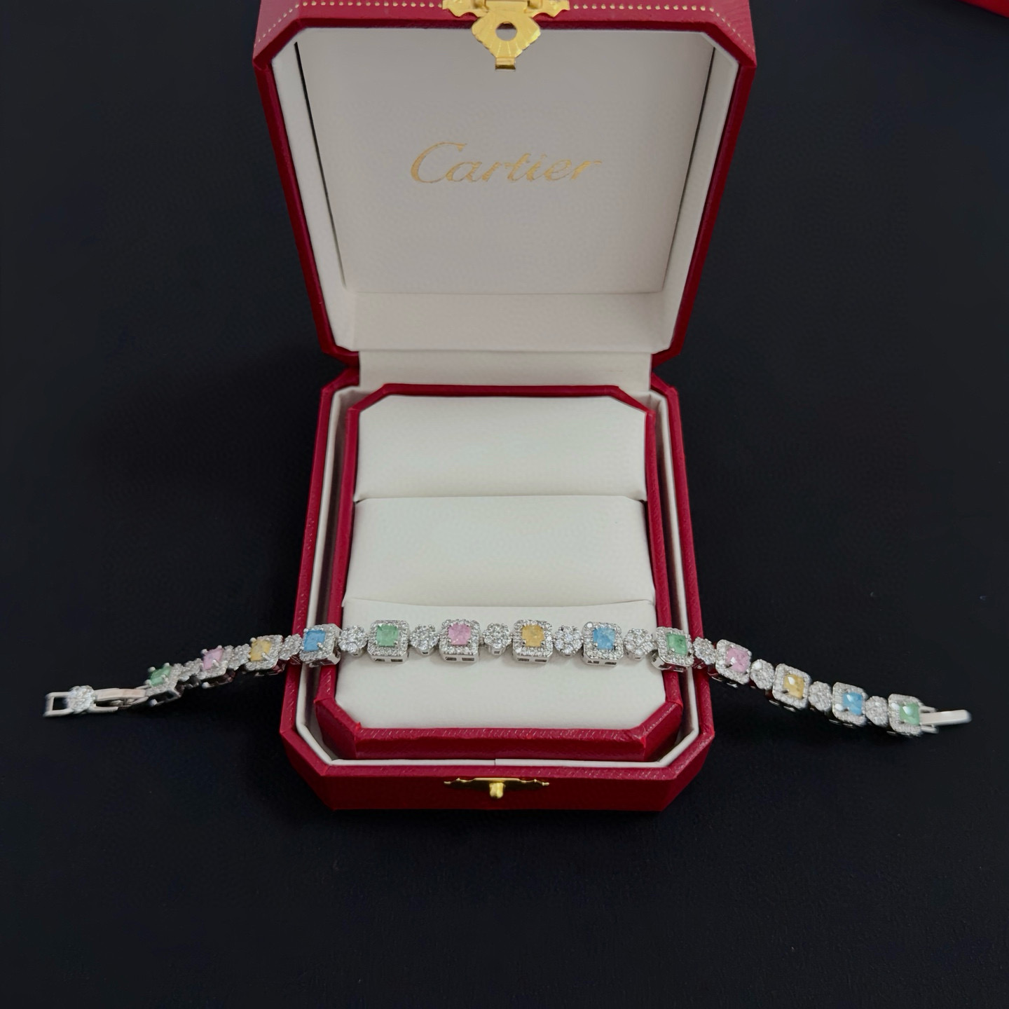 卡地亚镶钻手链 高端定制版本 镶嵌钻工艺 V金材质 经典而时尚风格 用凌厉线条重构爱情美学！打破常规，镶