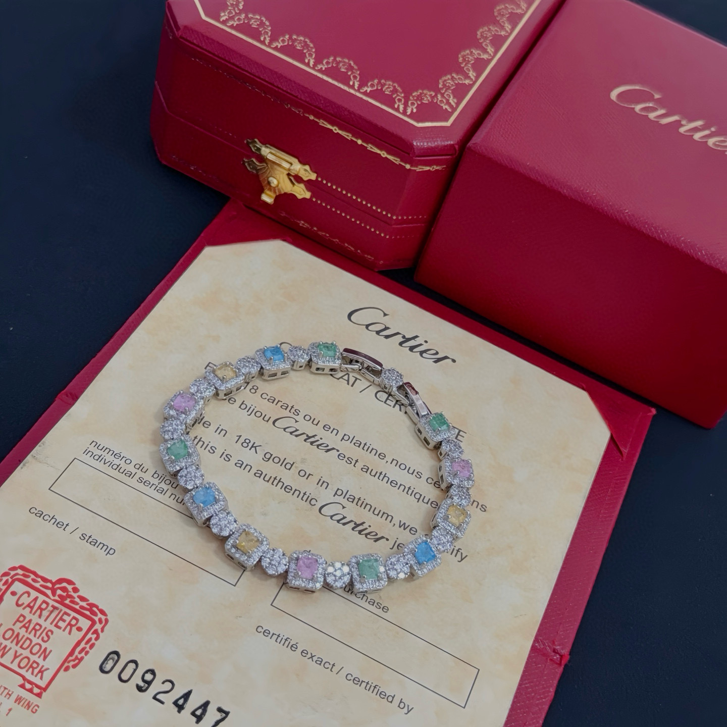 卡地亚镶钻手链 高端定制版本 镶嵌钻工艺 V金材质 经典而时尚风格 用凌厉线条重构爱情美学！打破常规，镶