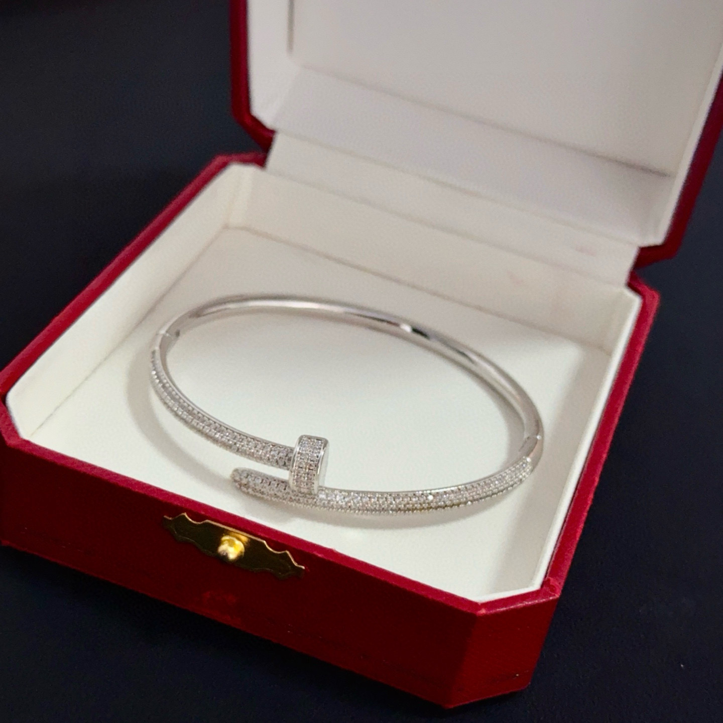 卡地亚镶钻手镯 高端定制版本 镶嵌钻工艺 V金材质 经典而时尚风格 用凌厉线条重构爱情美学！打破常规，镶