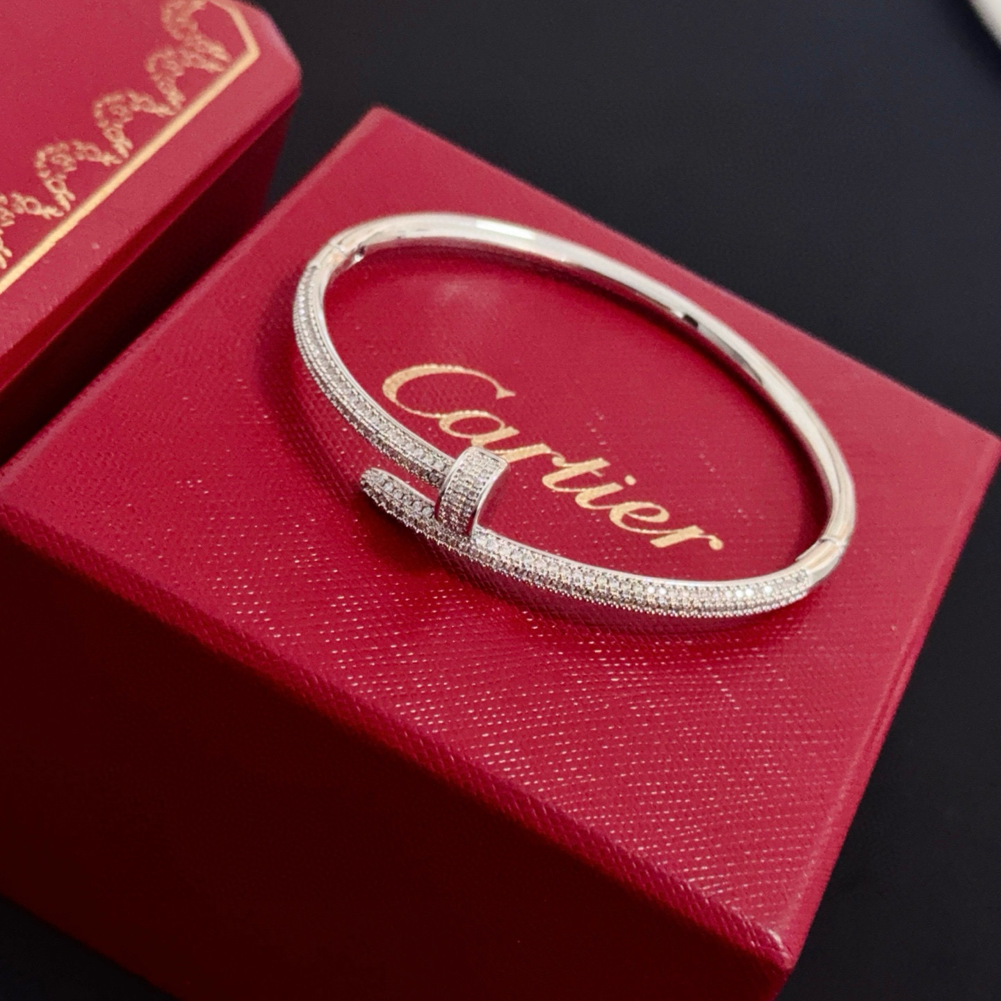 卡地亚镶钻手镯 高端定制版本 镶嵌钻工艺 V金材质 经典而时尚风格 用凌厉线条重构爱情美学！打破常规，镶
