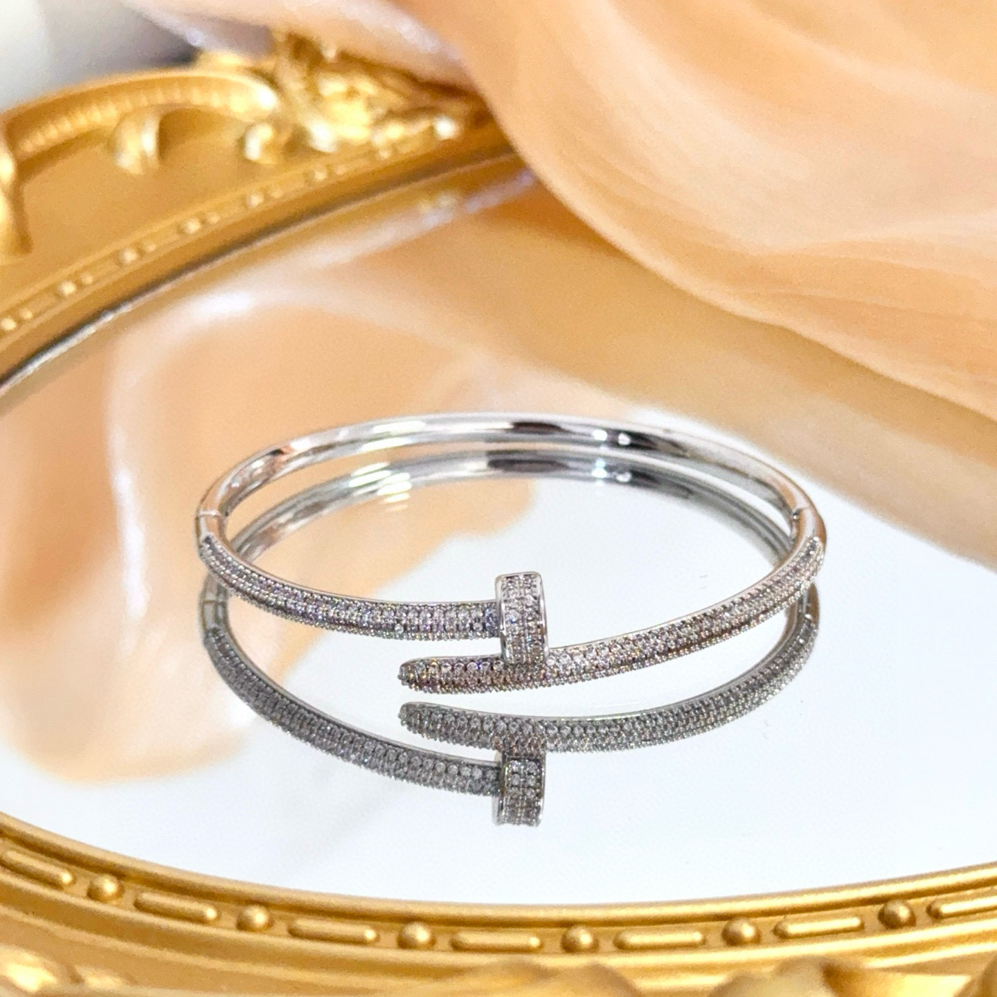 卡地亚镶钻手镯 高端定制版本 镶嵌钻工艺 V金材质 经典而时尚风格 用凌厉线条重构爱情美学！打破常规，镶