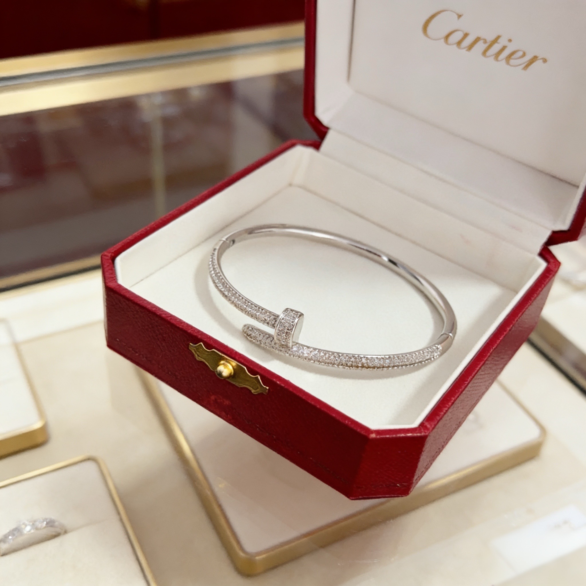 卡地亚镶钻手镯 高端定制版本 镶嵌钻工艺 V金材质 经典而时尚风格 用凌厉线条重构爱情美学！打破常规，镶