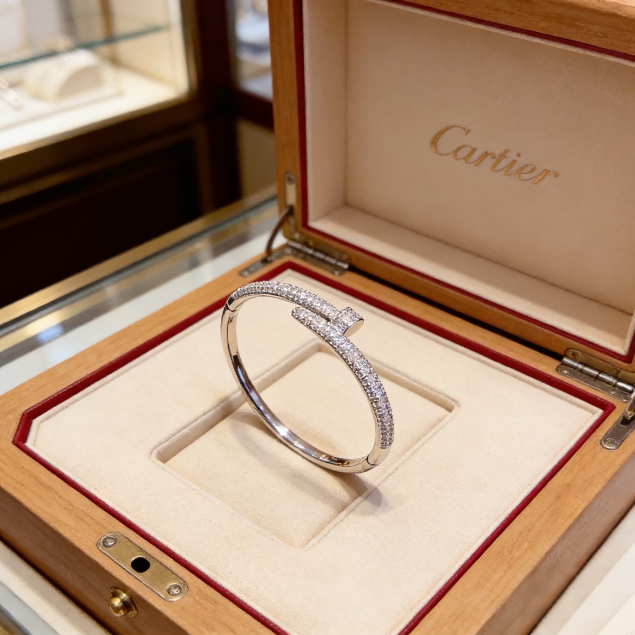 卡地亚镶钻手镯 高端定制版本 镶嵌钻工艺 V金材质 经典而时尚风格 用凌厉线条重构爱情美学！打破常规，镶