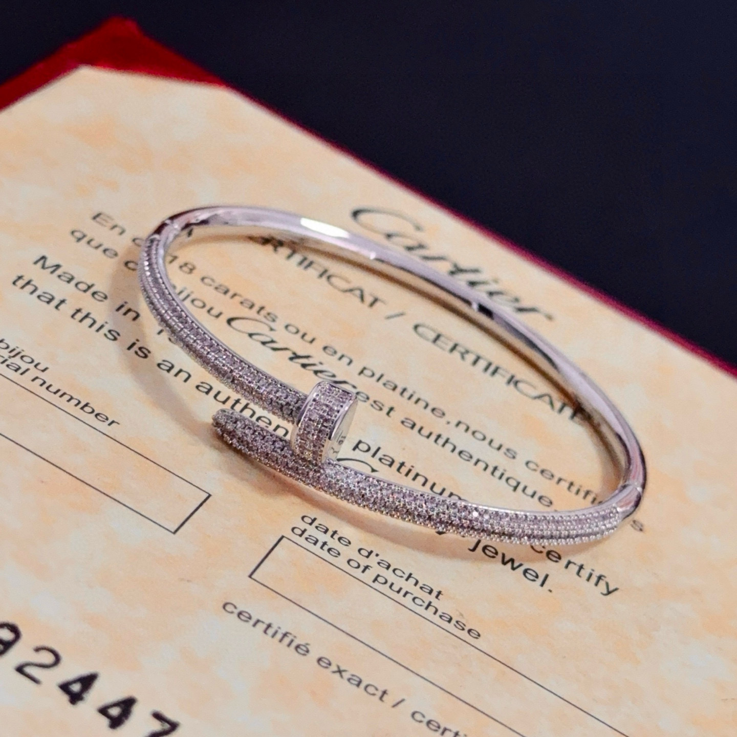 卡地亚镶钻手镯 高端定制版本 镶嵌钻工艺 V金材质 经典而时尚风格 用凌厉线条重构爱情美学！打破常规，镶