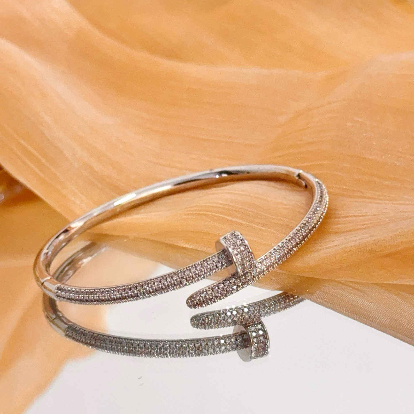 卡地亚镶钻手镯 高端定制版本 镶嵌钻工艺 V金材质 经典而时尚风格 用凌厉线条重构爱情美学！打破常规，镶