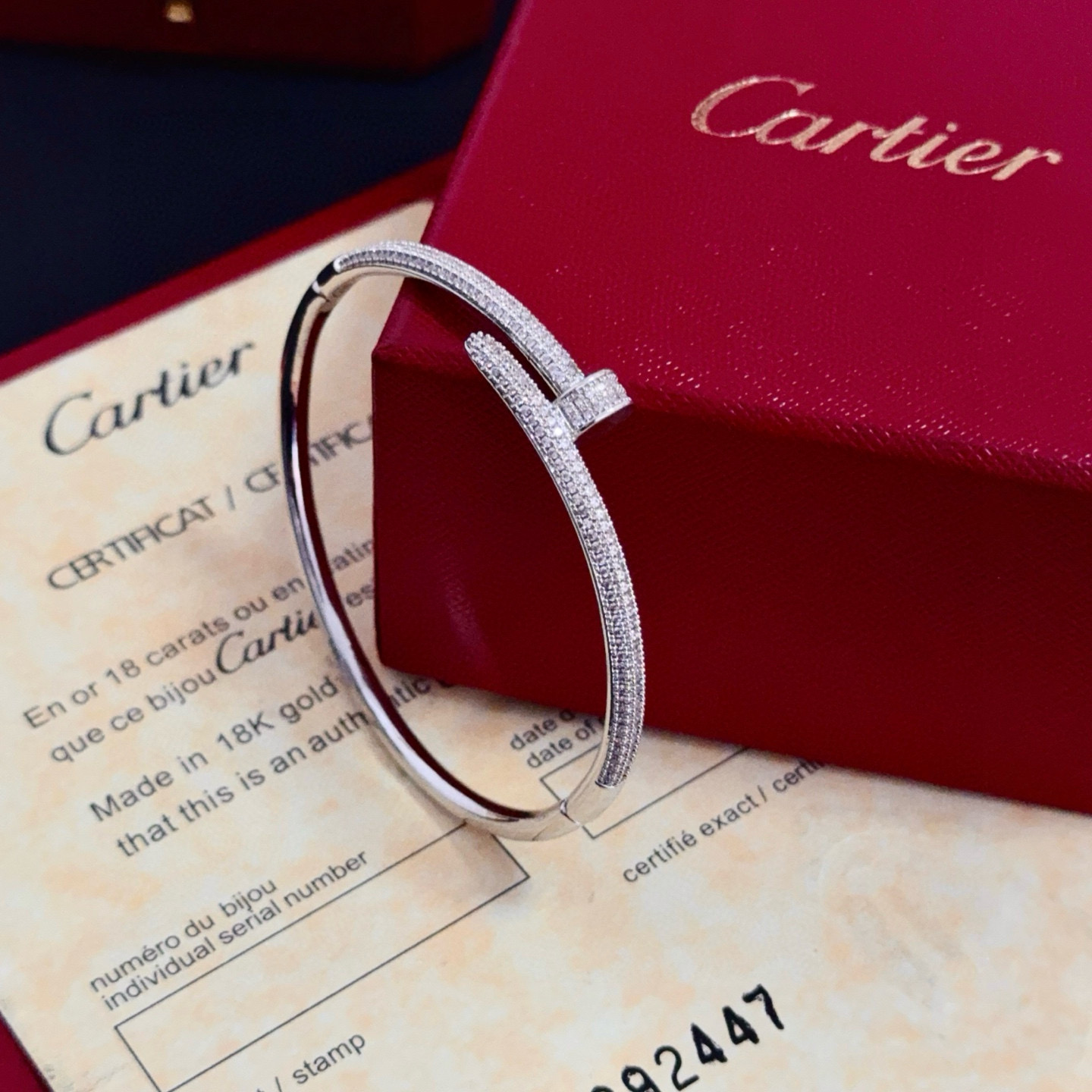 卡地亚镶钻手镯 高端定制版本 镶嵌钻工艺 V金材质 经典而时尚风格 用凌厉线条重构爱情美学！打破常规，镶