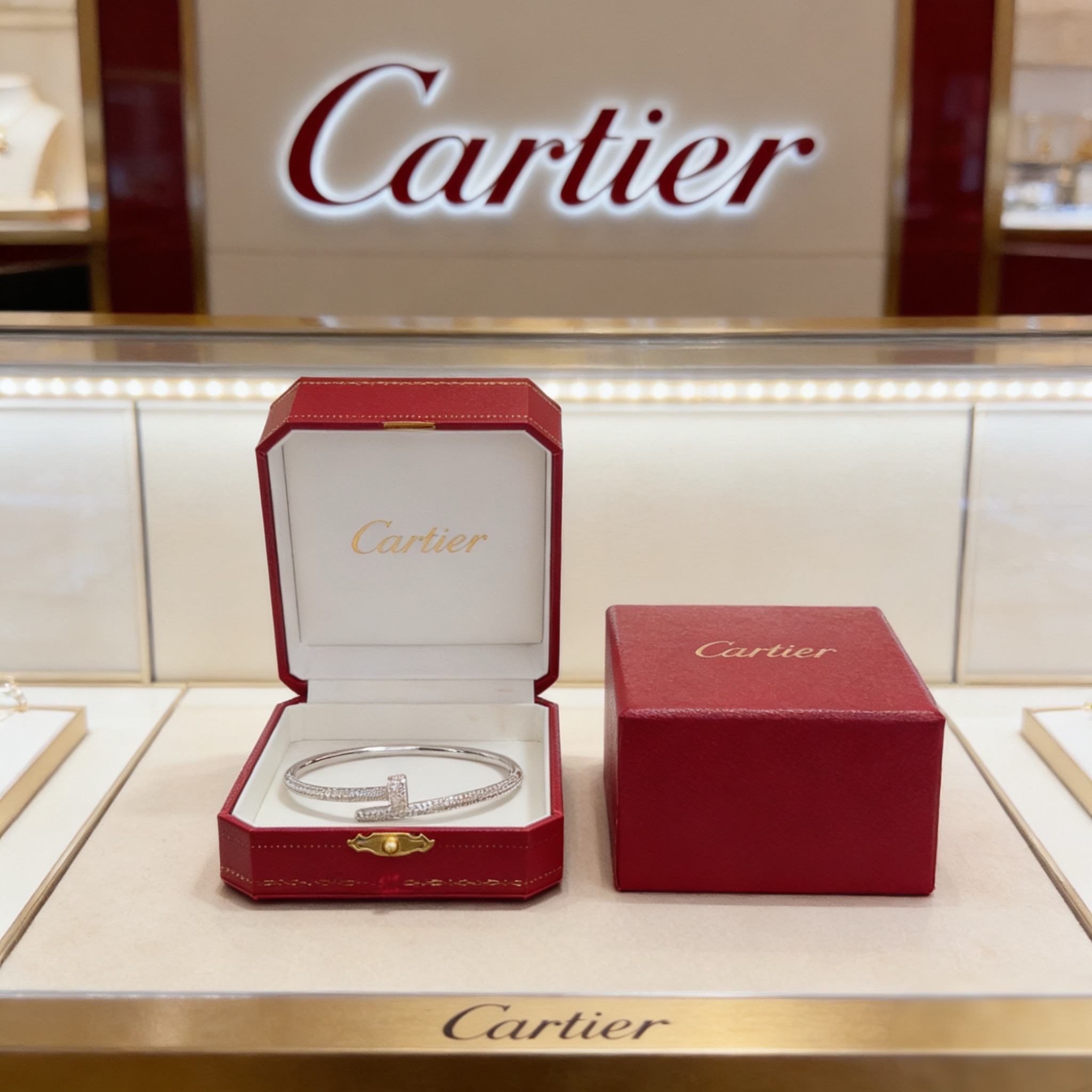 卡地亚镶钻手镯 高端定制版本 镶嵌钻工艺 V金材质 经典而时尚风格 用凌厉线条重构爱情美学！打破常规，镶