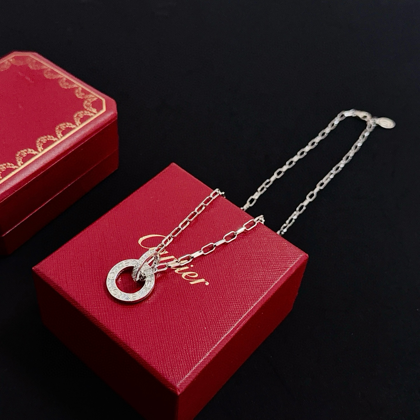 卡地亚镶钻项链 高端定制版本 镶嵌钻工艺 V金材质 经典而时尚风格 用凌厉线条重构爱情美学！打破常规，镶