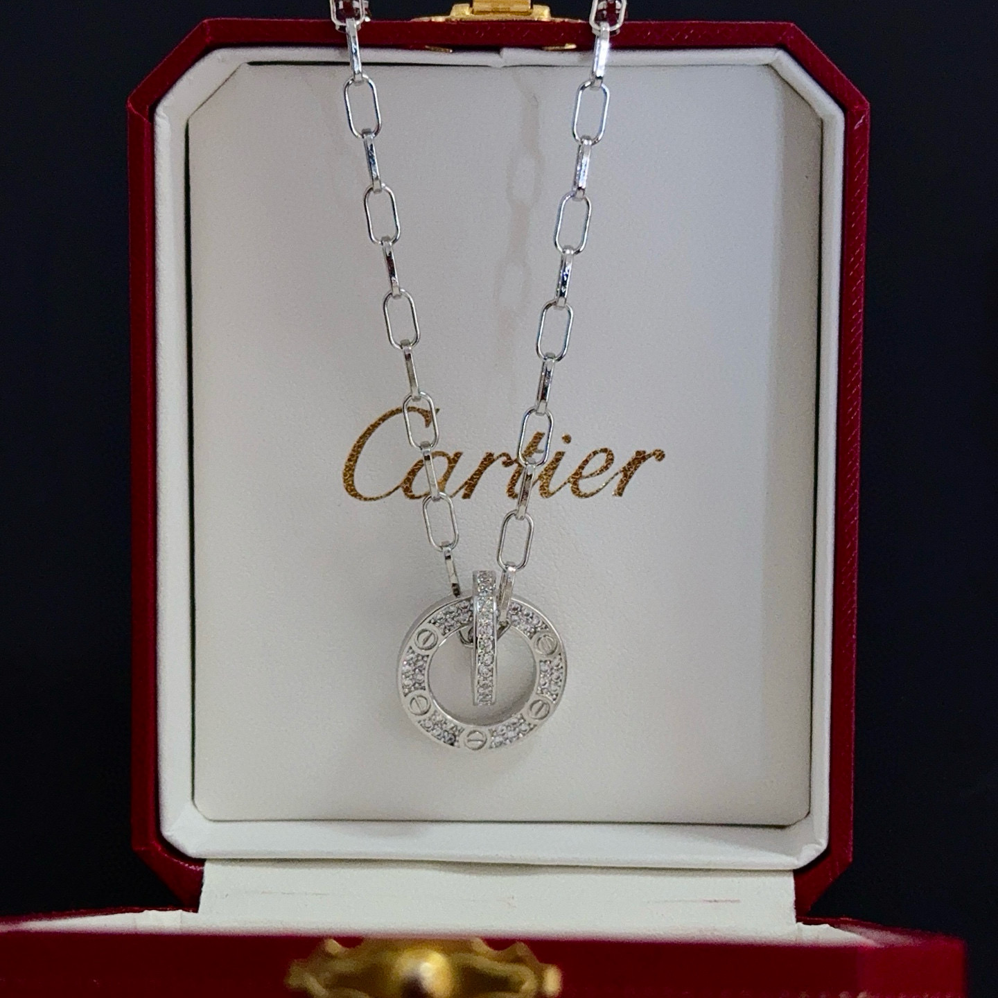 卡地亚镶钻项链 高端定制版本 镶嵌钻工艺 V金材质 经典而时尚风格 用凌厉线条重构爱情美学！打破常规，镶