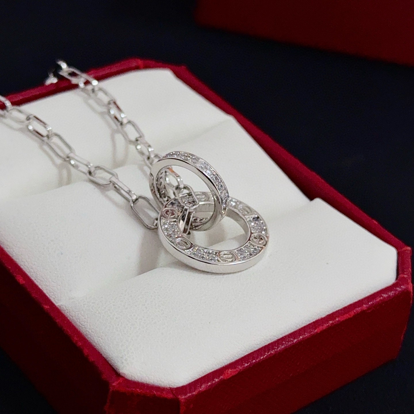 卡地亚镶钻项链 高端定制版本 镶嵌钻工艺 V金材质 经典而时尚风格 用凌厉线条重构爱情美学！打破常规，镶